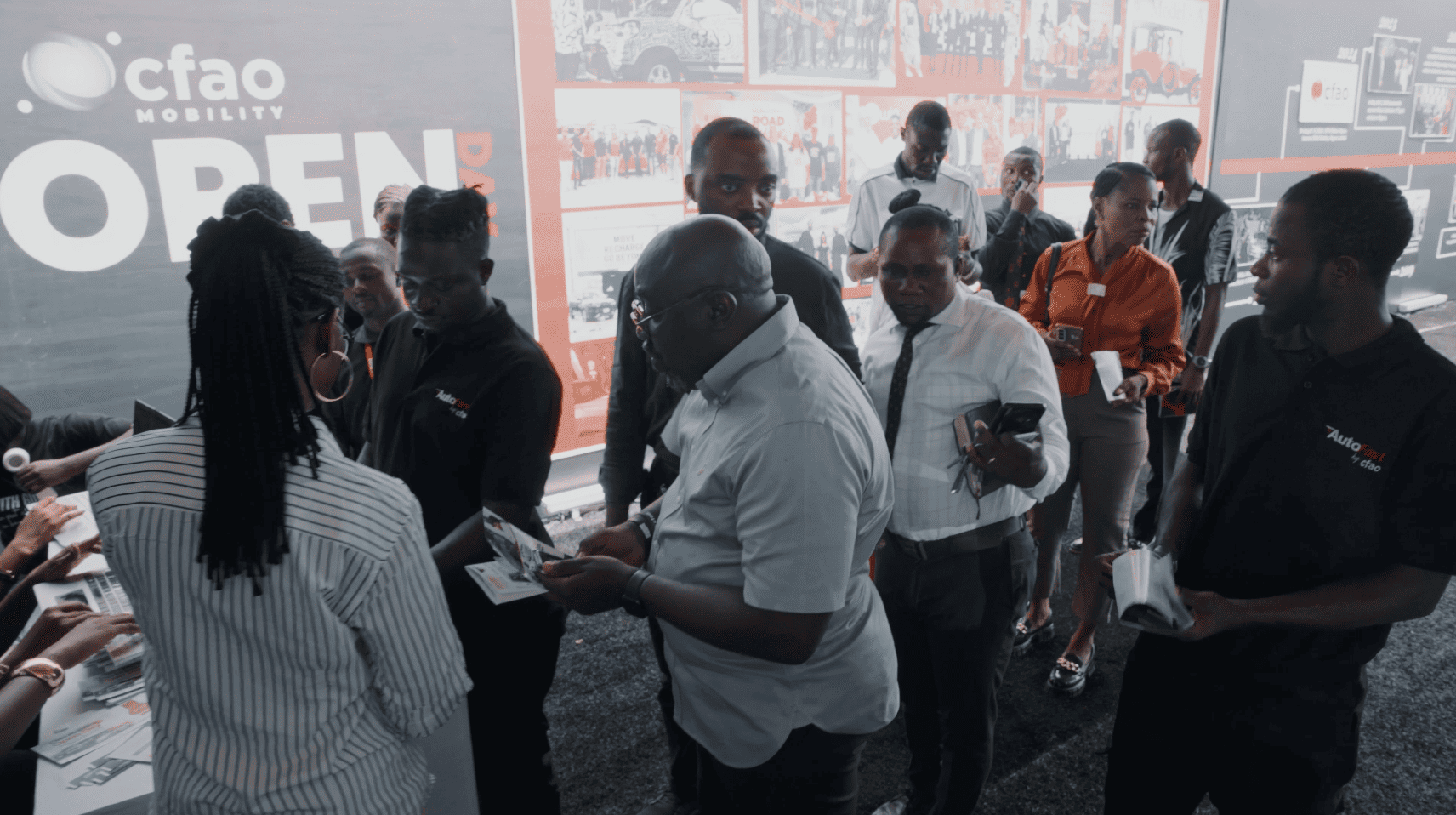Attendees registering at the entry point of the CFAO Mobility event hall 